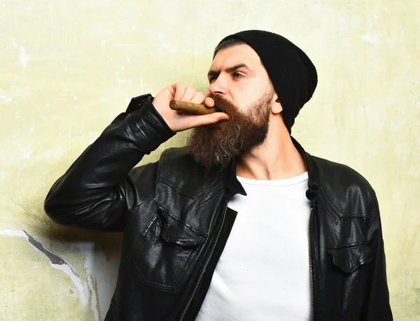 Бородатый кавказский хипстер курит сигару — стоковое фото