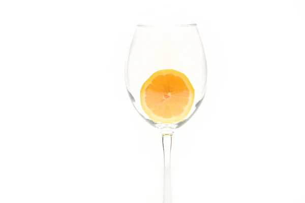 Rebanada de limón en vidrio aislado sobre fondo blanco — Foto de Stock