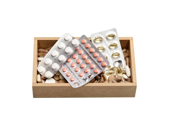 Conjunto de pastillas y cápsulas en caja de madera — Foto de Stock