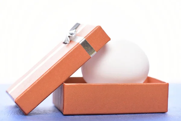 Пасхальное яйцо в коробке с лентой, изолированной на белом — стоковое фото