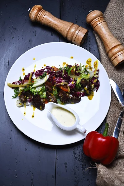 taze salata yaprakları ve tatlı biber ile pişmiş et