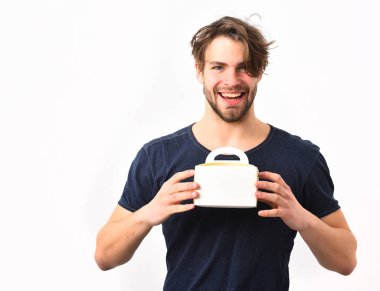 Beyaz, seksi, genç, maço, elinde erkek kutusu var.