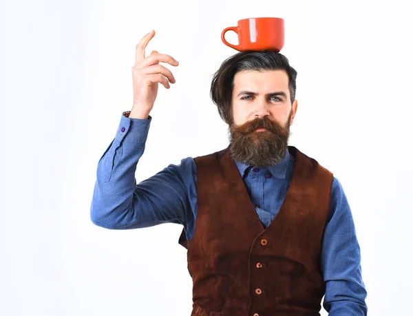 Homme barbu tenant tasse avec café, thé avec visage sérieux — Photo