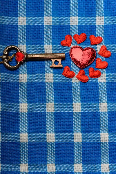 Czerwone serce symbol miłości i metaliczne klucz jako dekoracji valentines — Zdjęcie stockowe