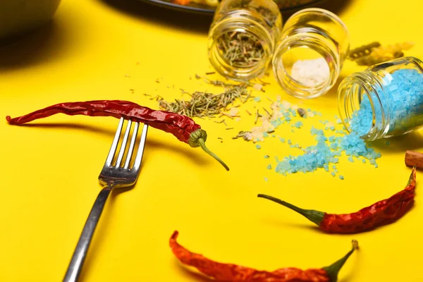 Metalen vork met rode kille paprika's, zout en specerijen — Stockfoto