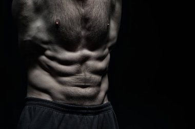 kas vücut eğitim salonunda yakışıklı vücut geliştirmeci adamla