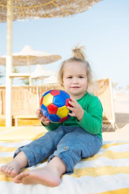 küçük bebek çocuk topu ile mutlu yüz güneşli yaz ile