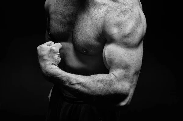 Guapo culturista hombre con entrenamiento muscular en el gimnasio — Foto de Stock