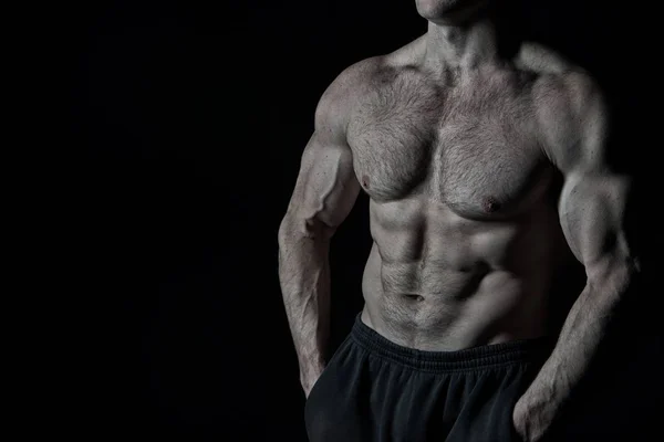 En kjekk kroppsbygger med muskuløs kroppstrening i gymmen – stockfoto