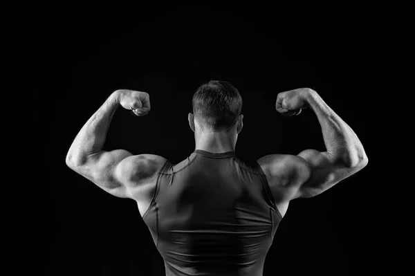 Homem fisiculturista bonito com treinamento do corpo muscular no ginásio — Fotografia de Stock