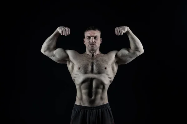 Guapo culturista hombre con entrenamiento muscular en el gimnasio —  Fotos de Stock