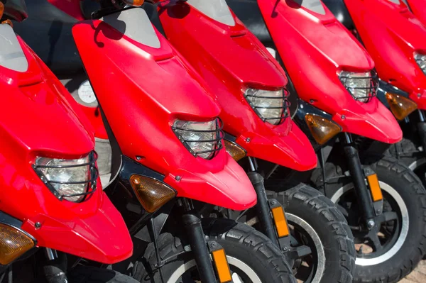 Scooters rojos o motocicletas para la venta o alquiler en fila — Foto de Stock
