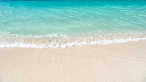 Welliges Meer, Meereswasser Hintergrund an der Sandküste in Antigua — Stockfoto