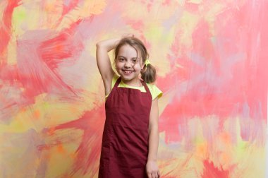 küçük kız şef aşçı önlük mutlu yüz