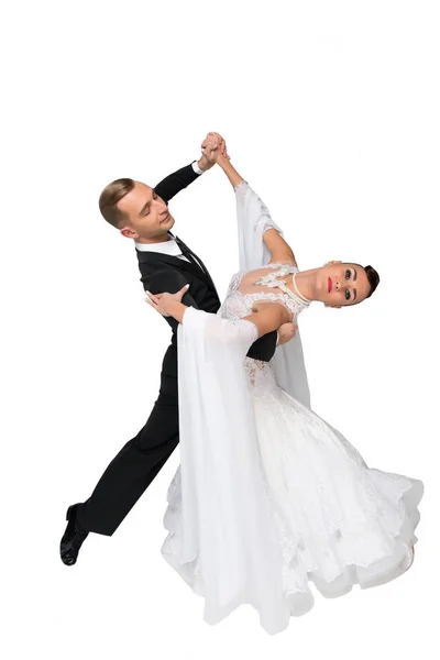 Ballrom casal de dança em uma pose de dança isolado em bachground branco — Fotografia de Stock