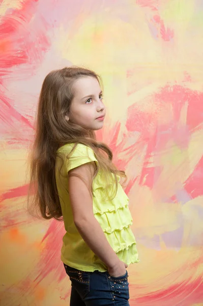 Маленька дівчинка з чарівним обличчям у жовтій сорочці — стокове фото