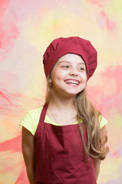 Petite fille chef avec visage heureux dans le chapeau et tablier — Photo