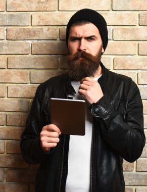 Sakallı, Kafkas hippisi, elinde tablet.