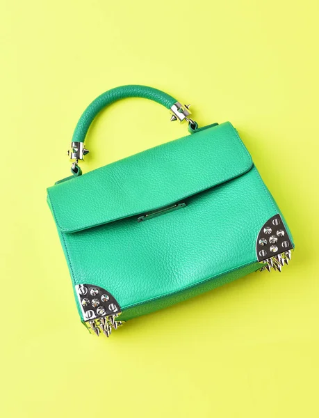 Bolso pequeño de cuero para mujer verde con pinchos metálicos en amarillo —  Fotos de Stock