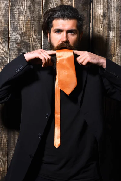 Brutal hipster caucasiano tem ácido laço laranja no terno — Fotografia de Stock