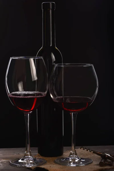 Wineglasses üveg, dugóhúzó, a fából készült asztal ezerkétszázhatvan szalvéta — Stock Fotó