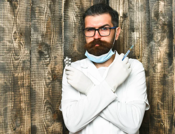Brutální bělošský lékař nebo postgraduální student držící pilulky — Stock fotografie