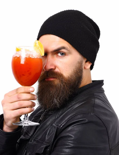 Brutal caucasian hipster holding alcoholic beverage or fresh cocktail — Stock Photo, Image