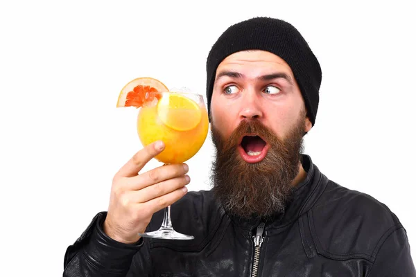 Brutal hipster caucásico sosteniendo bebida alcohólica o cóctel fresco — Foto de Stock