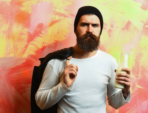 Brutalny, biały hipster trzymający szklany słoik mleka — Zdjęcie stockowe
