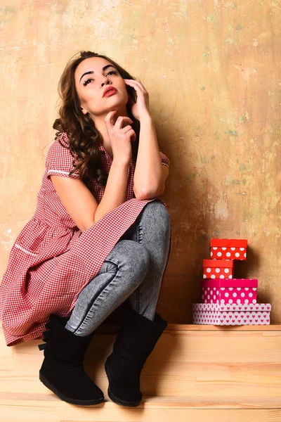 Mooie sexy vrouw met kleurrijke aanwezig dozen in geruite jurk — Stockfoto