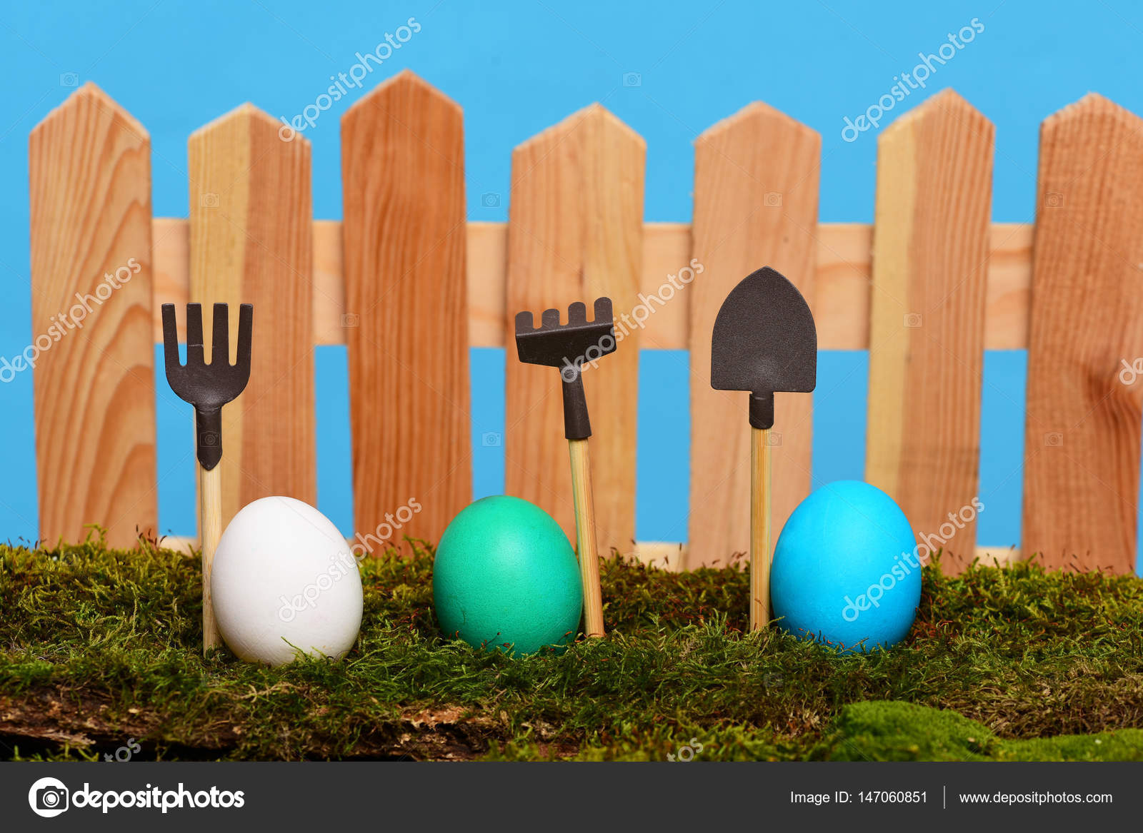 緑の苔に木製フェンスで塗られたイースターエッグ ストック写真 C Stetsik