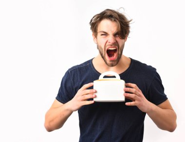 Beyaz, seksi, genç, maço, elinde erkek kutusu var.