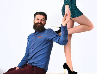 sakallı adam seksi kadın bacakları ile gülümseyen yüzü vardır