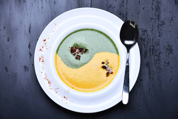 Spinat- und Kürbiscremesuppe oder Püree mit Silberlöffel — Stockfoto