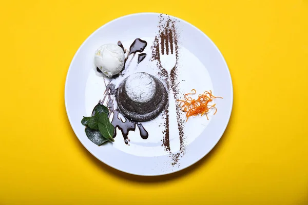 Cupcake o torta con marmellata, gelato, bacca su giallo — Foto Stock