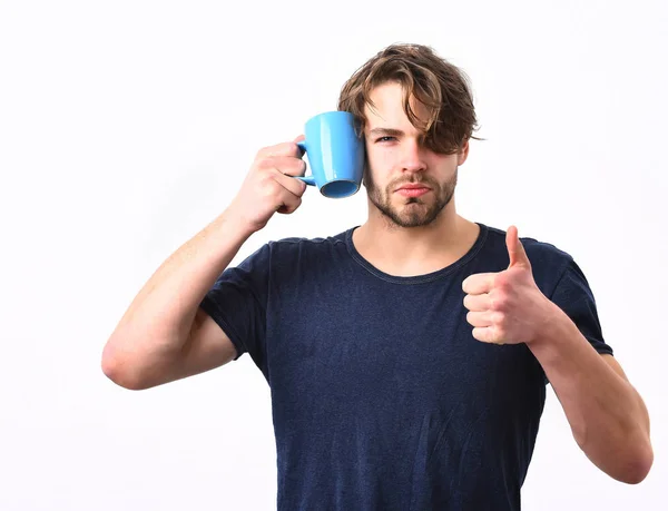 Caucásico sexy joven macho sosteniendo taza de café o taza — Foto de Stock