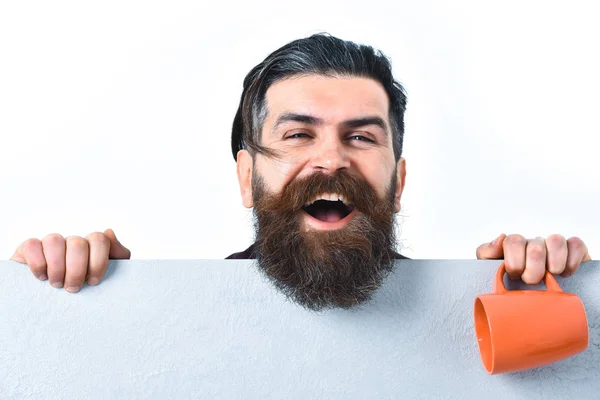 Baard brutale Kaukasische hipster met papier blad en beker — Stockfoto