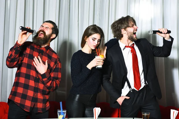 Grupo de amigos celebrando en la fiesta de karaoke — Foto de Stock