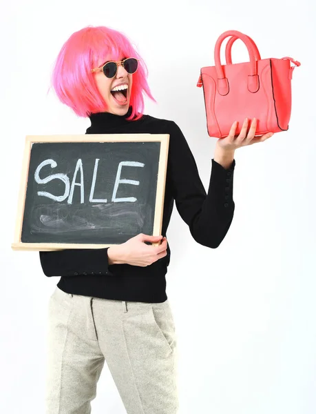 Mädchen in Perückentasche und Tafel mit Verkaufsaufschrift — Stockfoto
