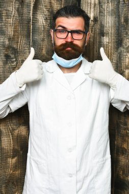 Kaba sakallı Kafkas doktor ya da eldivenli lisansüstü öğrencisi