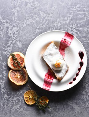 Lezzetli elma strudel vanilyalı dondurma ve berry sos ile