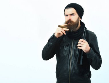 Sakallı, Kafkas hippisi elinde şişe, puro içiyor.