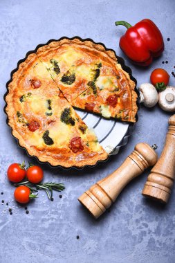 pepperbox ve saltcellar tepsi ile pizza veya sebze pie