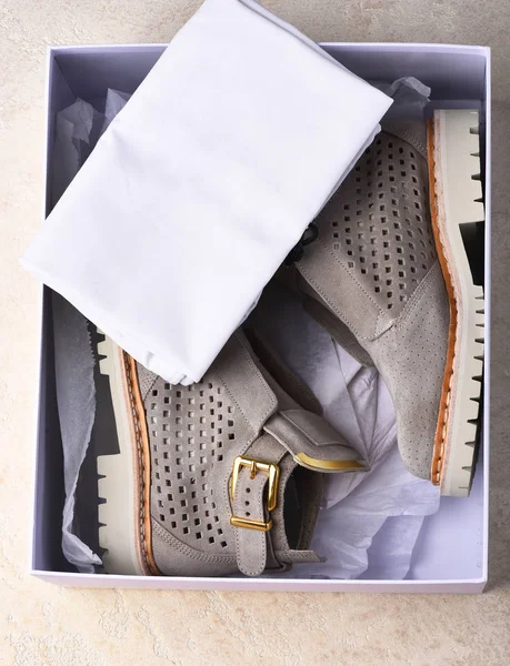 Mulheres botas de camurça cinza com sola branca na caixa de compras — Fotografia de Stock