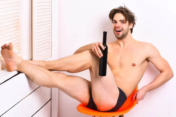 Caucásico barbudo sexy macho celebración botella — Foto de Stock