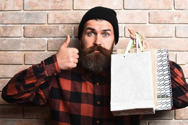 Barbudo brutal hipster caucásico con bigote celebración de paquetes de compras — Foto de Stock