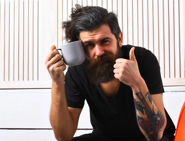 Brutal tatoué caucasien hipster tenant tasse ou tasse — Photo