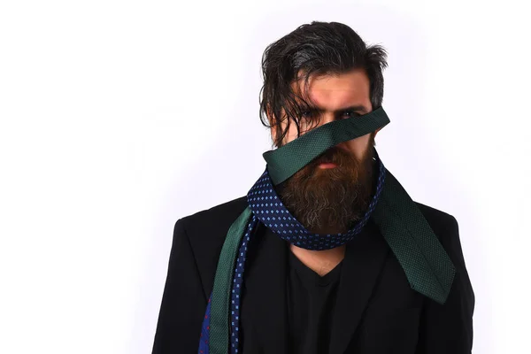 Brutal caucasien hipster en costume noir avec des liens autour de la tête — Photo