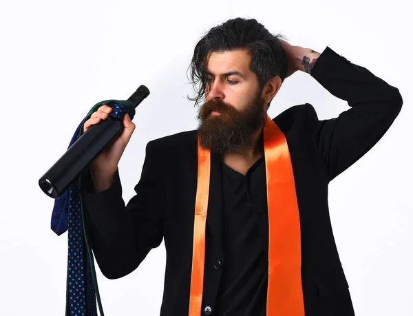 Brutal caucasien hipster avec cravates sur épaule tenant bouteille — Photo