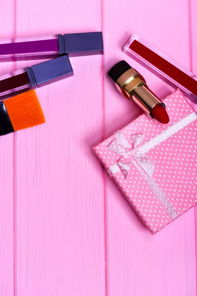 Diversos cosméticos: lápiz labial, pincel y caja de regalo — Foto de Stock